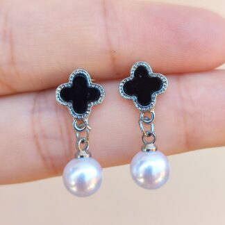 Aros colgantes de tréboles negros plateados