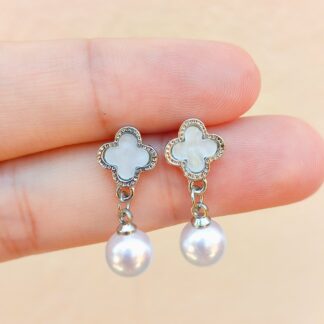 Aros colgantes de tréboles blancos plateados