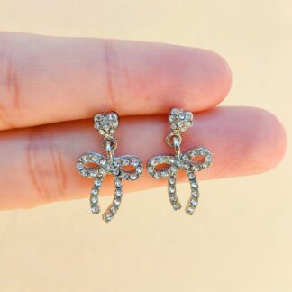 Aros corazoncitos con moños plateados