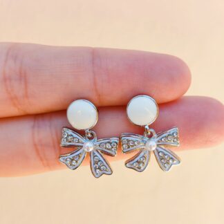 Aros moños blancos plateados